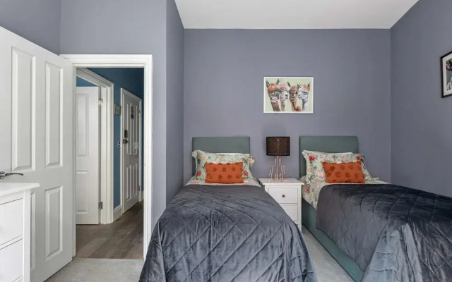 The Lanes Comfy Condo Walk to Beach King Bed