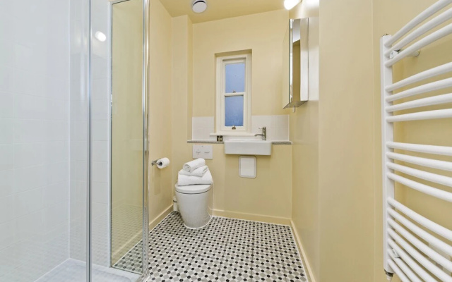 Spacious Studio Suite Near Regents Park
