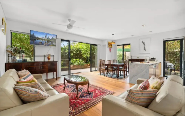 Spacious 2-bed Retreat With BBQ & Courtyard