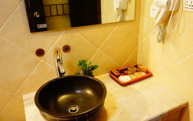 Lijiang Wangjia Courtyard Inn