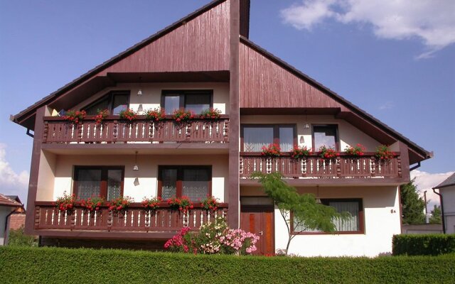 Отель Hevizquelle 1 Apartmenthaus Хевиз вид на фасад