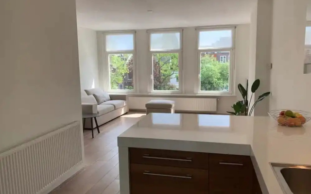 Bright Waterview Apartment