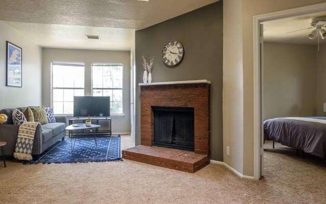 Eastside 1 & 2 BR Apts with balcony by Frontdesk