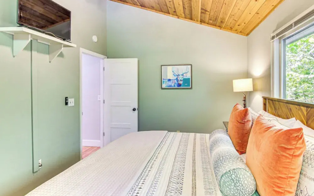 5 Mi to Ski Sapphire Valley: Cozy Retreat w/ Decks