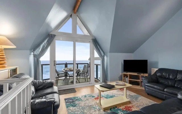 Schooner House - Panoramic Sea Views and Parking