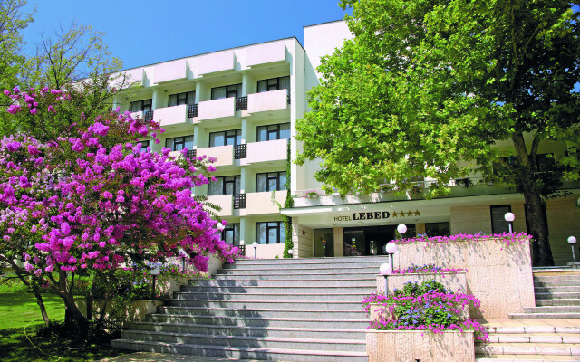 Lebed Hotel - All Inclusive вид на фасад