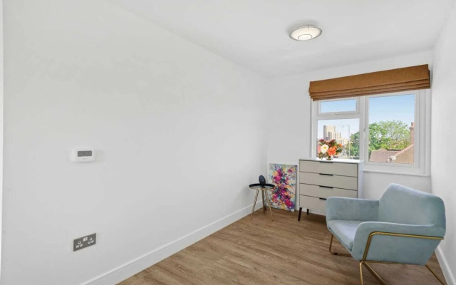 Gorgeous 3 Bedroom Duplex Apartment in West London