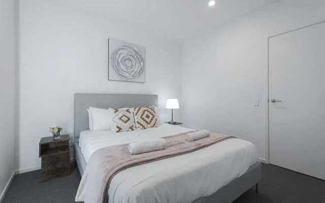 FS109C Modern 1BR1BA in Footscray Pool+Gym