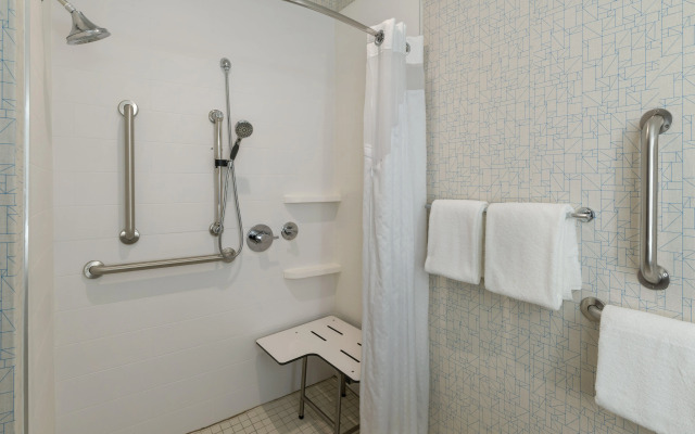 Holiday Inn Express & Suites Lawrence by IHG