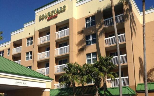 Отель Courtyard by Marriott Aventura Mall вид на фасад