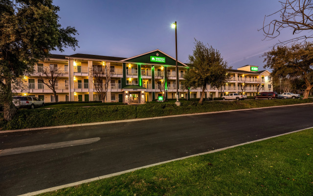 HomeTowne Studios by Red Roof Fresno - West