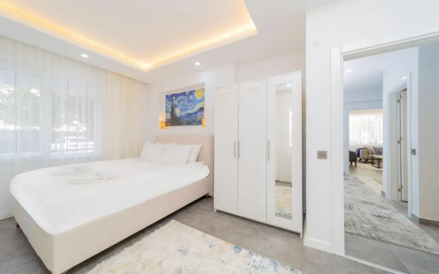 Central Located Big Spacious Flat in Muratpasa