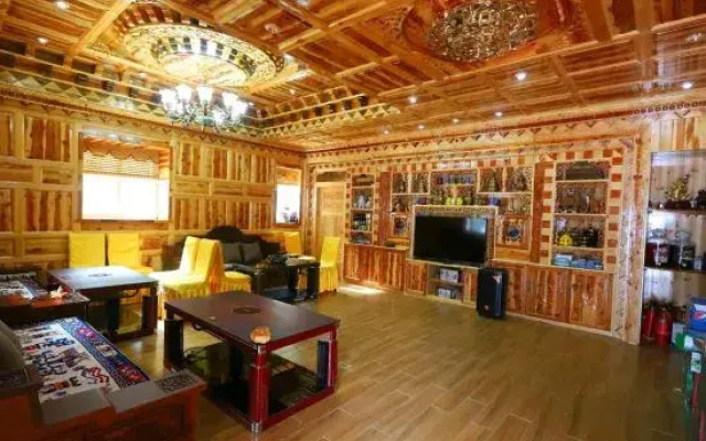 Cailin Holiday Manor