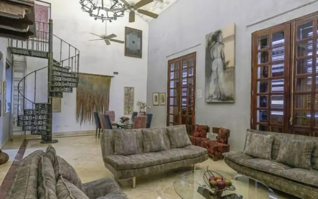 Luxury Large Apartment With Colonial Balcony