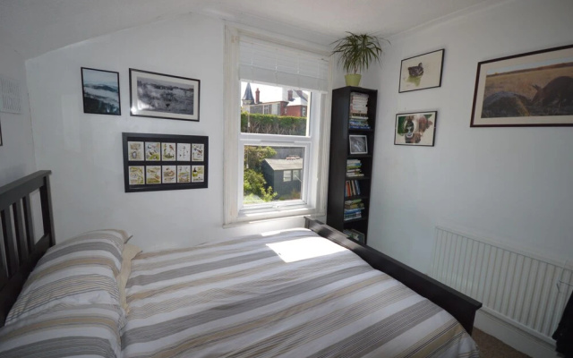 Charming 2 Bedroom Apartment Near Station
