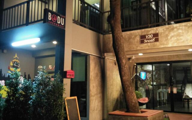 Отель BADU sukhumvit Бангкок вид на фасад