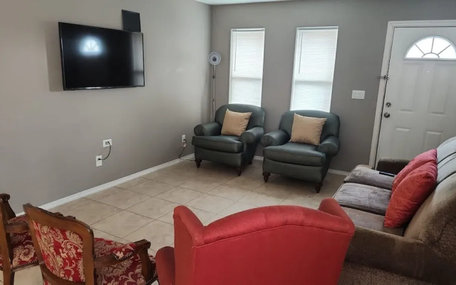 2 Bedrooms Apt Near Univeristy