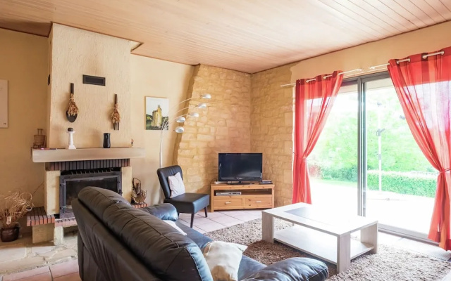 Modern Holiday Home in Marquay with a Private Swimming Pool