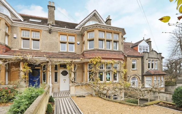 6 Bedroom Edwardian House in Bath