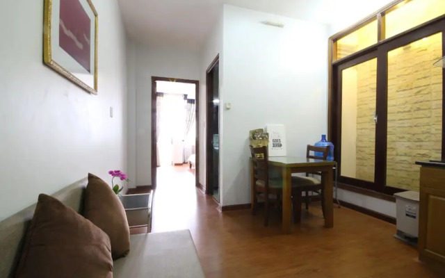 Smiley Apartment 16