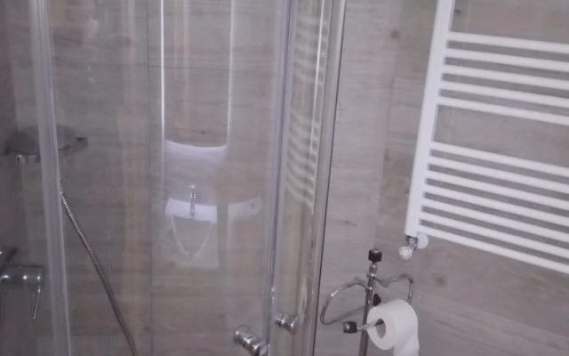Studio in Madrid, With Shared Pool, Enclosed Garden and Wifi