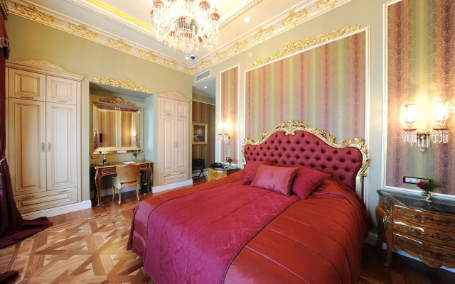 Maroon Bosphorus