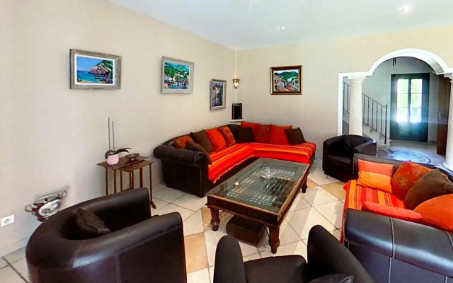 Villa in L'isle-sur-la-sorgue With Pool