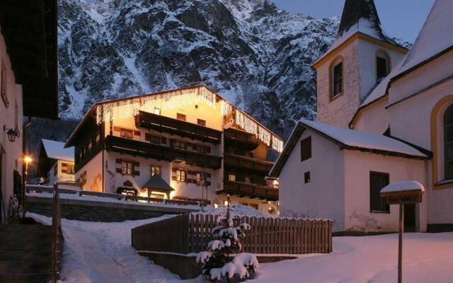 Отель Der Pitztaler Kirchenwirt вид на фасад