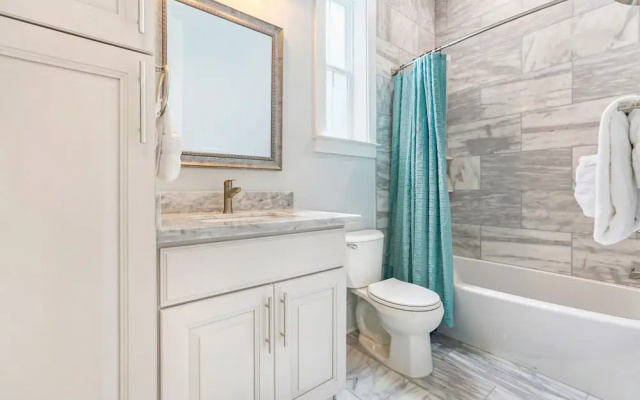 Brand New Condo with Pool - Steps to St Charles Ave