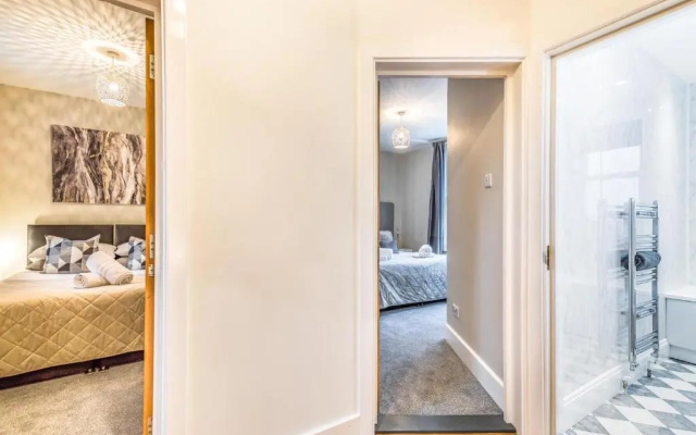 City & Beach at Your Reach - Courtyard & Parking