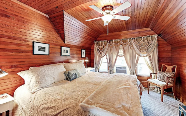 Romantic Crowâ€™s Nest Hideaway 1 Bedroom Apts