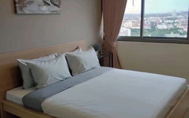 Large High Floor, Best Pool and Awesome Location