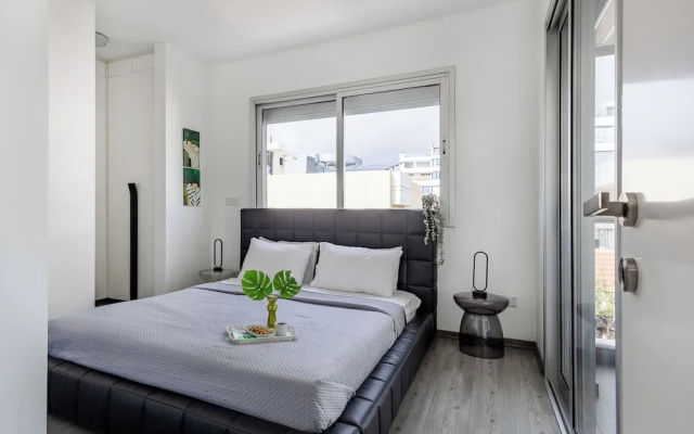 Vasileos Konstantinou Modern 2BR City Apartment With Balcony