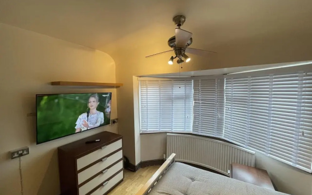 Cosy Heathrow Apartment With 2 Bedrooms