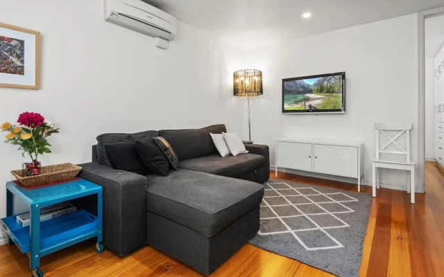 Convenient Apartment in Heart of Carlton
