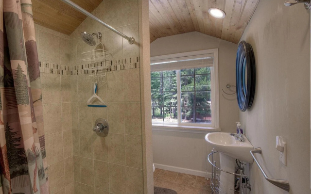Kiowa Lake House by Lake Tahoe Accommodations