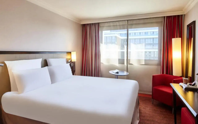B&B HOTEL Saint-Quentin-en-Yvelines Centre Gare 4 etoiles