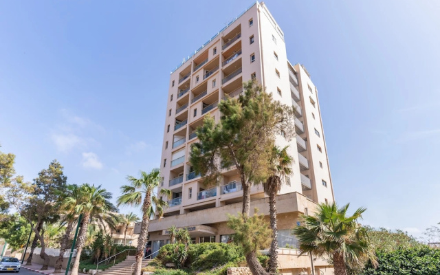 Top Tier Apartment with Swimming Pool