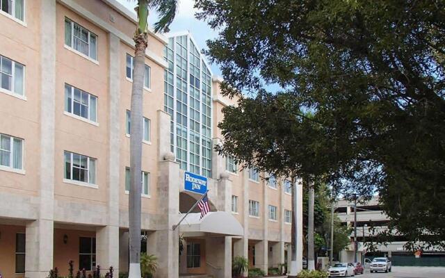 Отель Rodeway Inn South Miami Coral Gables США, Normandy Isle - 1 отзыв об отеле, цены и фото номеров - забронировать отель Rodeway Inn South Miami Coral Gables онлайн вид на фасад