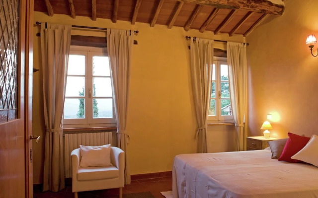 Majestic Farmhouse in Lucignano With Swimming Pool