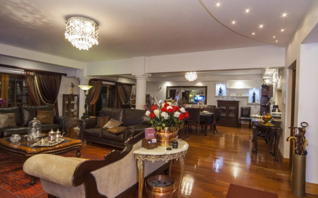 Aristo Manor