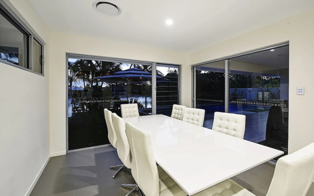 Just in Paradise Waterfront 5 Bedroom Deluxe House Central Broadbeach