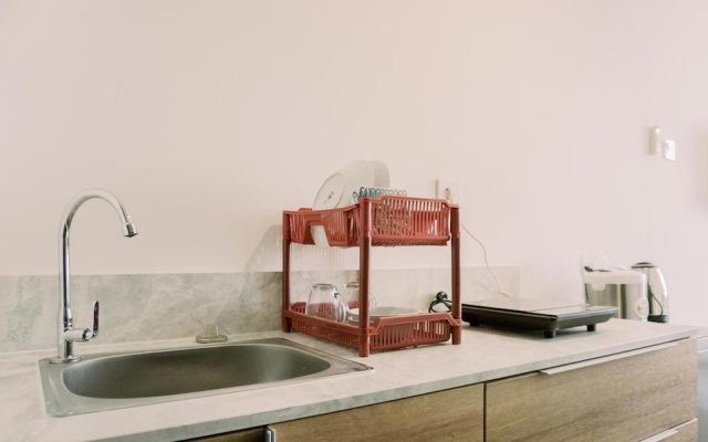 Homey And Comfy Studio Collins Boulevard Apartment