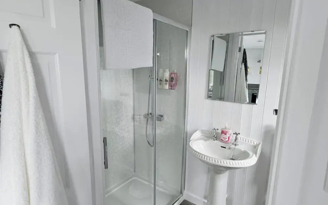 1 Bed Cabin-sleeps 2, Hot Tub, Garden, Views, Pets