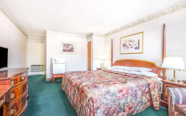 Knights Inn Lenox
