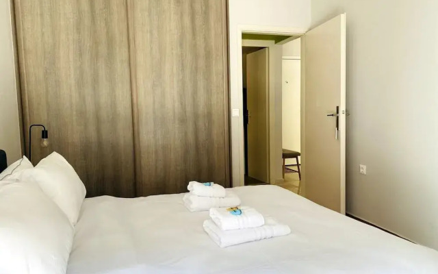 Karyatis - Apartment on the Road of History