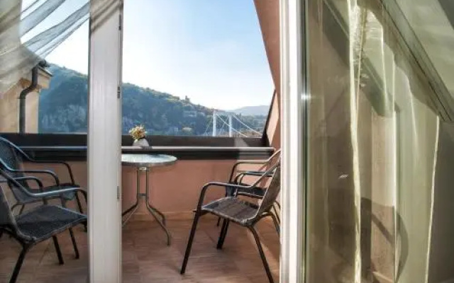 d.Five Riverside Deluxe Apartment