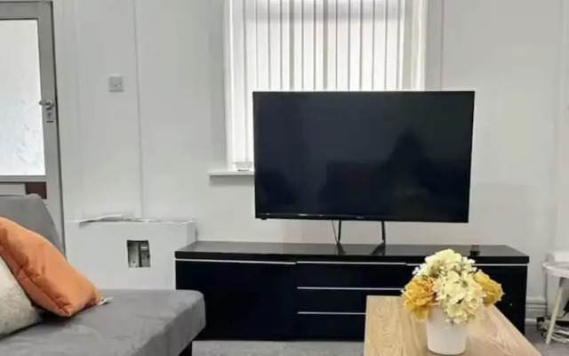 2-bed - Sleeps 6 - Free Parking
