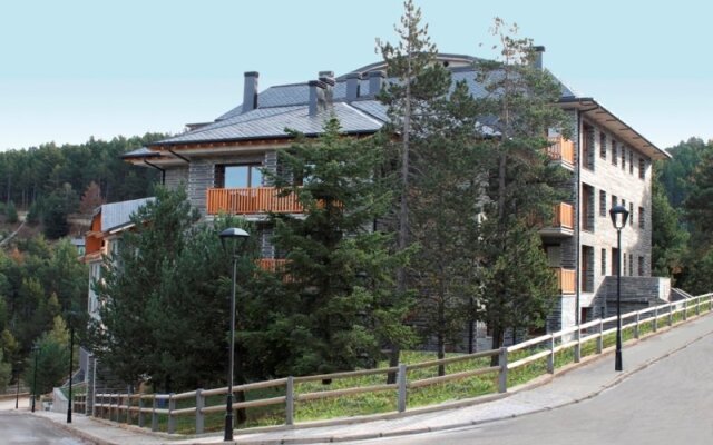 Отель Costarasa Apartamentos Альп вид на фасад