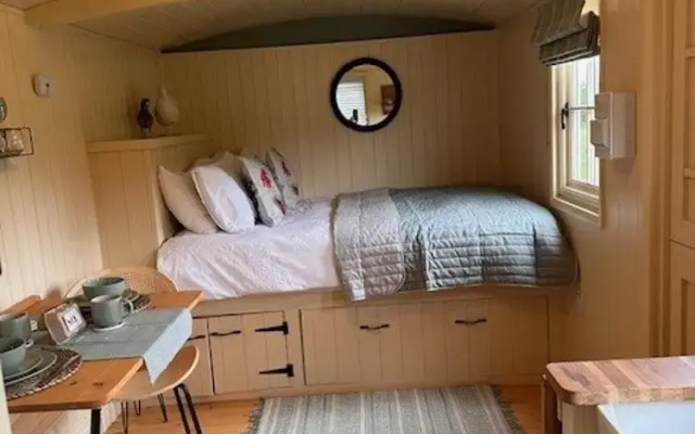 Shepherdshut-hot Tub-cotswolds-petfriendly